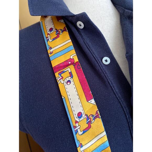 Thin scarf with chain and straps pattern - Picture 3 of 4